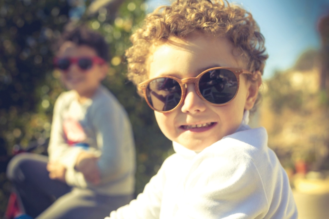 Porque os mais pequenos devem usar óculos de sol no inverno?