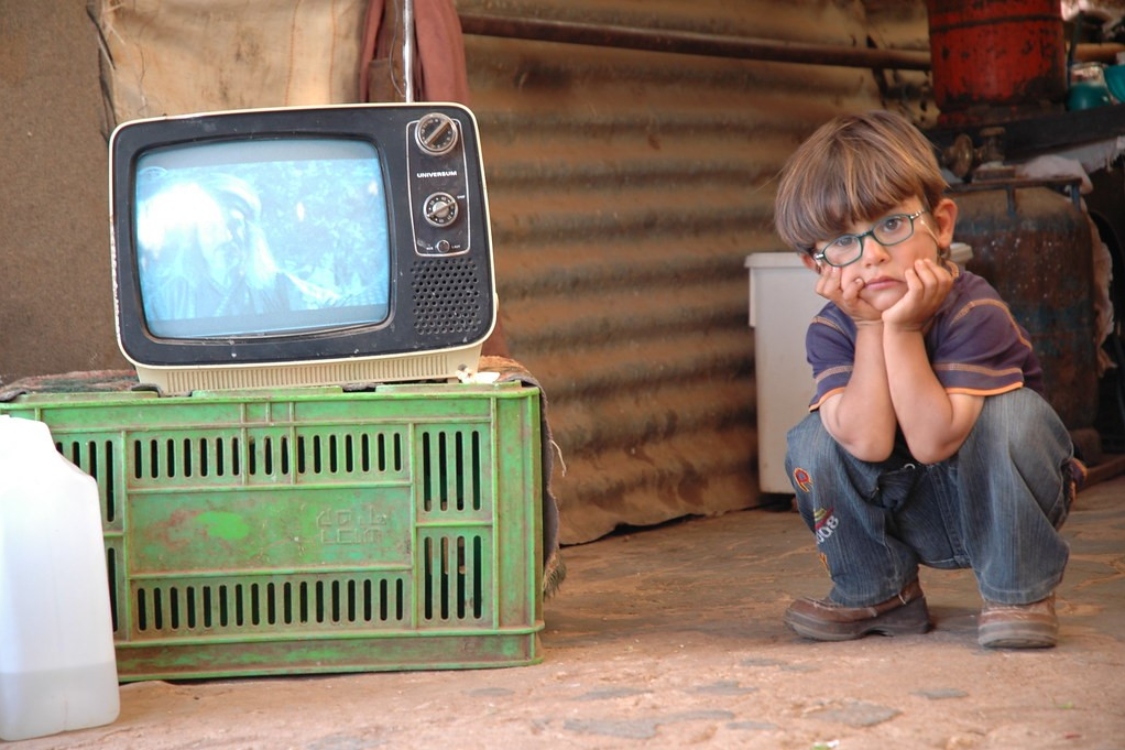 Ótica de criança: ver televisão ao perto faz mal aos olhos?