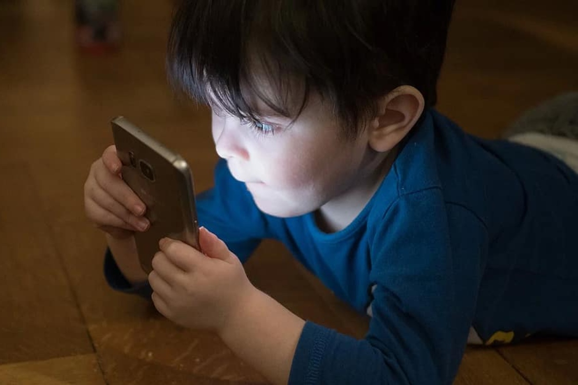 Ótica de criança: limitar o uso de telemóveis é um passo essencial para a saúde da visão!
