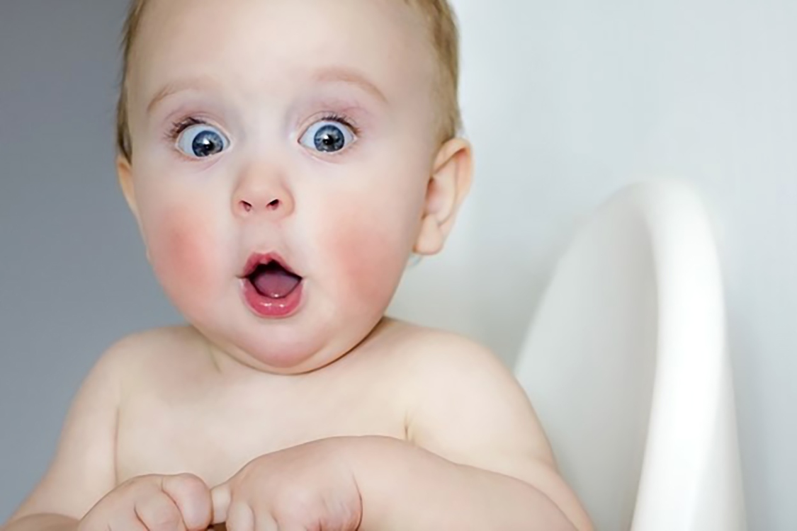 Atenção: os produtos de limpeza podem prejudicar seriamente os olhos das crianças!