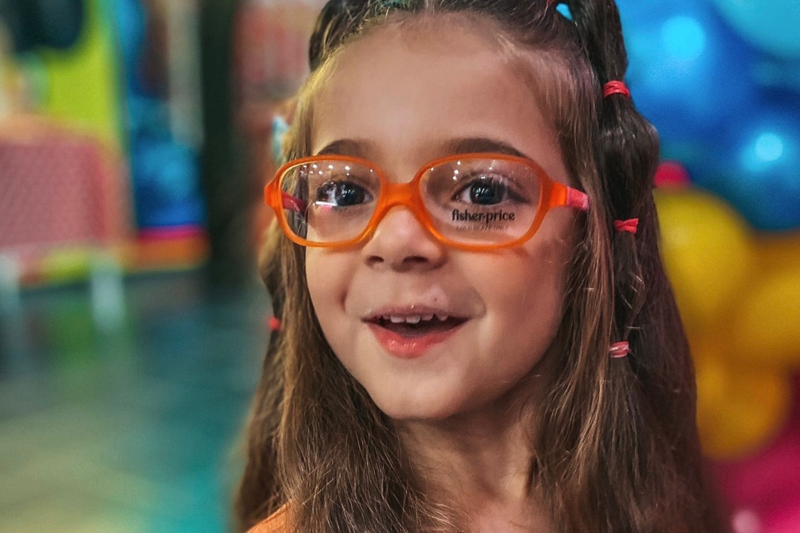 Filha de Madjer é modelo dos óculos da Fisher Price… e encanta tudo e todos!