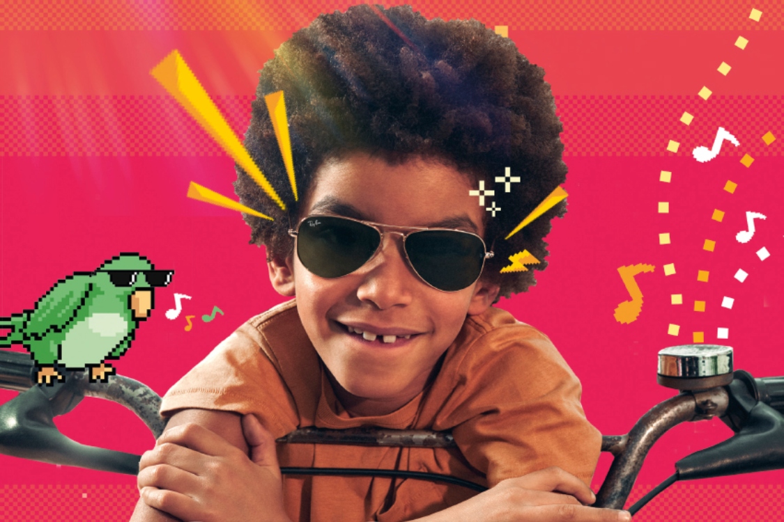 De pequenino… se fica fã dos óculos Ray-Ban!